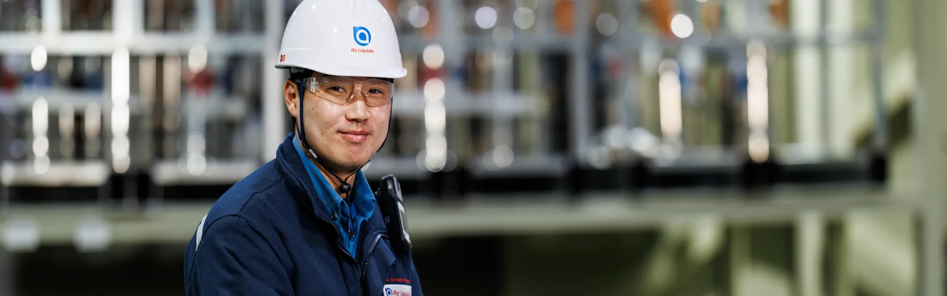 Un employé Air Liquide portant un casque avec le logo de l'entreprise