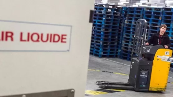 Air Liquide a fourni et exploite une station hydrogène permettant d’alimenter les chariots élévateurs du prestataire logistique Prelocentre sur son site de Saint-Cyr-en-Val (Orléans). Ce site, qui assure la préparation et la livraison de fruits et légumes pour les magasins Grand Frais à l’ouest de la diagonale Toulouse-Lille, est la première plateforme logistique européenne tout hydrogène disposant à ce jour de 46 chariots.  La station de recharge d’hydrogène d’Air Liquide permet de recharger un chariot en 