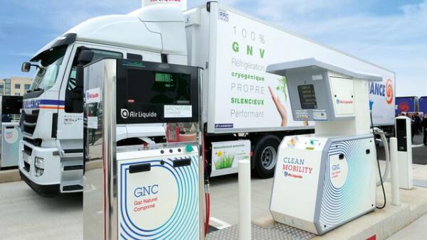 Augmenter la quantité de gaz naturel liquéfié disponible - Station de gaz naturel pour véhicules (GNV), à Fléville, France 06.16 ©Luc Deflorenne