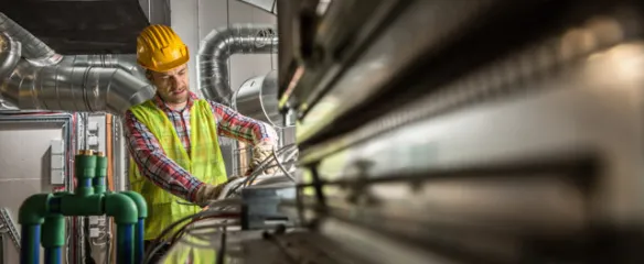 Dans le bâtiment, dans l'installation/maintenance des circuits de climatisation et de froid, l'azote est essentiel pour la purge, les tests de pression (chassant air et humidité) des réseaux.