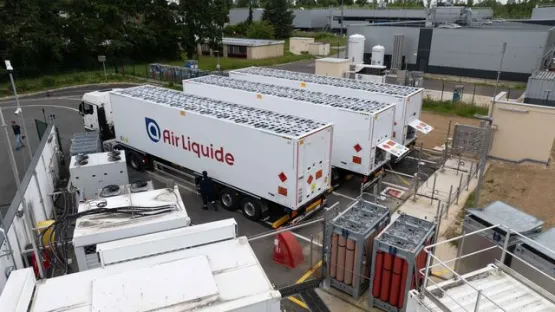 Chaque jour, des remorques-citernes Air Liquide de 300 bar livrent de l'hydrogène à différentes stations de ravitaillement en hydrogène (HRS) situées en Île-de-France.