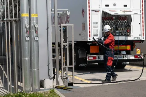 Waziers, dans le nord de la France, abrite l'un des plus importants centres de ravitaillement en hydrogène d'Air Liquide en Europe. Des remorques à la pointe de la technologie, fonctionnant à 300 bars, assurent l'approvisionnement en hydrogène destiné à la mobilité.