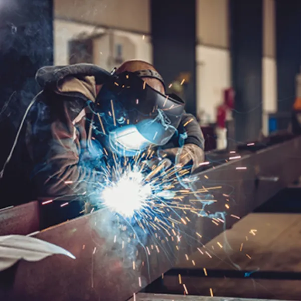 Artisans métallurgistes en atelier - soudage