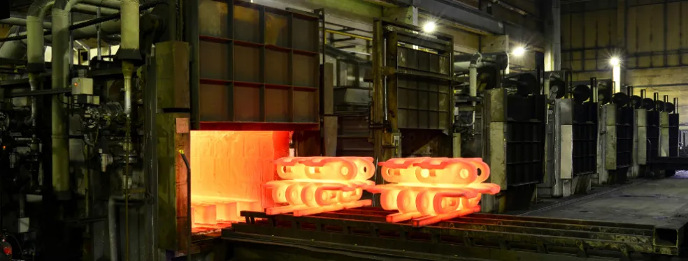 Pièces en acier chauffées pour un traitement thermique de recuit.