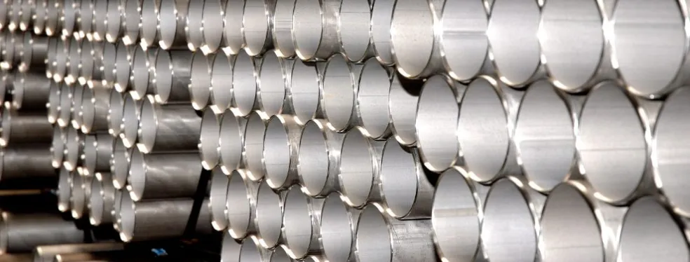 Empilement ordonné de tubes en acier industriel avec une finition brillante