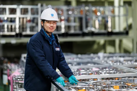Un employé Air Liquide portant un casque avec le logo de l'entreprise