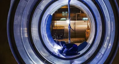 Mann-in-Metalltunner-Metallverarbeitung