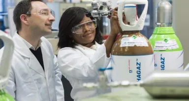 Person arbeitet mit Alphagaz Gasflaschen