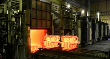 Pièces en acier chauffées pour un traitement thermique de recuit.