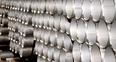 Stock de tubes métalliques brillants empilés