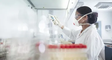 Technicienne de laboratoire réalisant une analyse