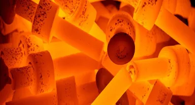Pièces métalliques incandescentes en cours de traitement thermique.