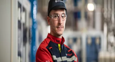 Technicien Air Liquide avec lunettes de protection et veste de travail logotypée.