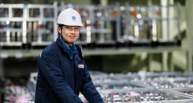 Un employé Air Liquide portant un casque avec le logo de l'entreprise